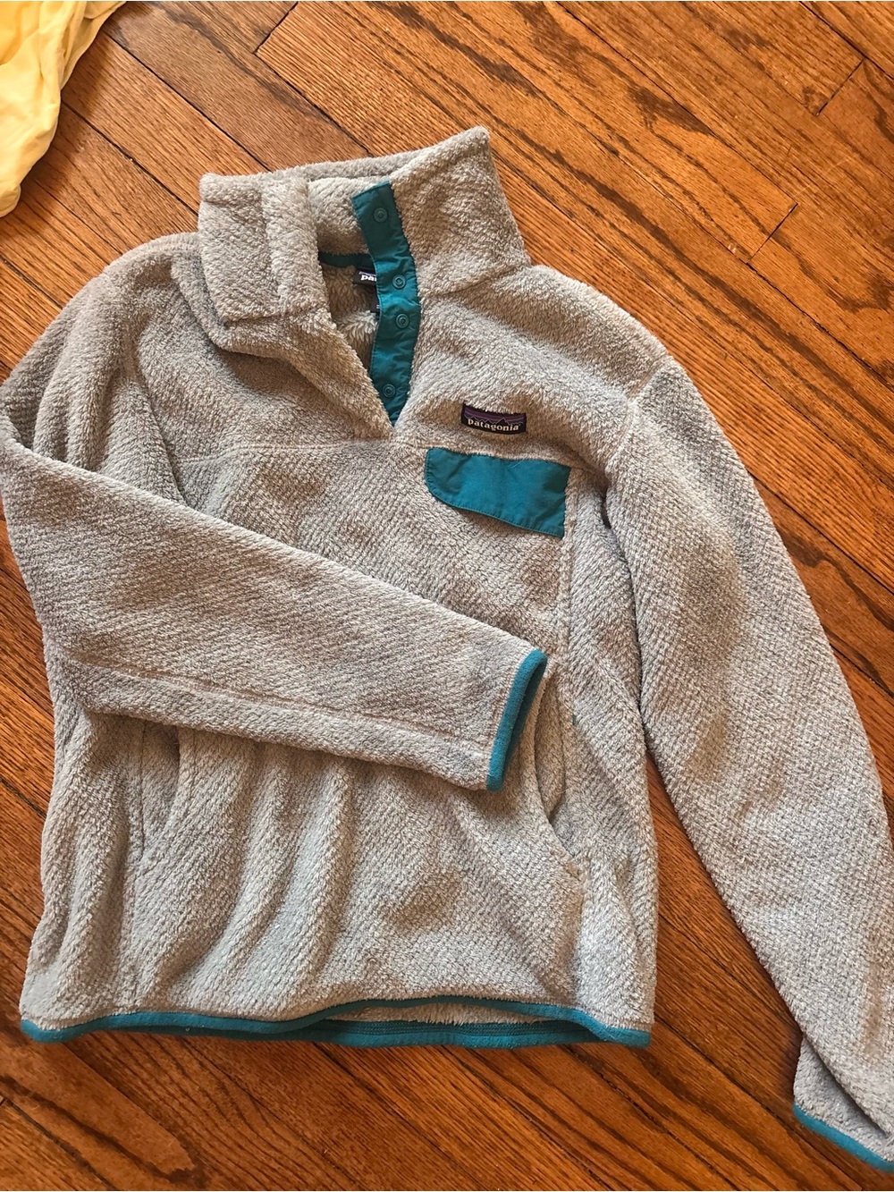 Patagonia Light Gray Fleece Pullover with Teal Accents